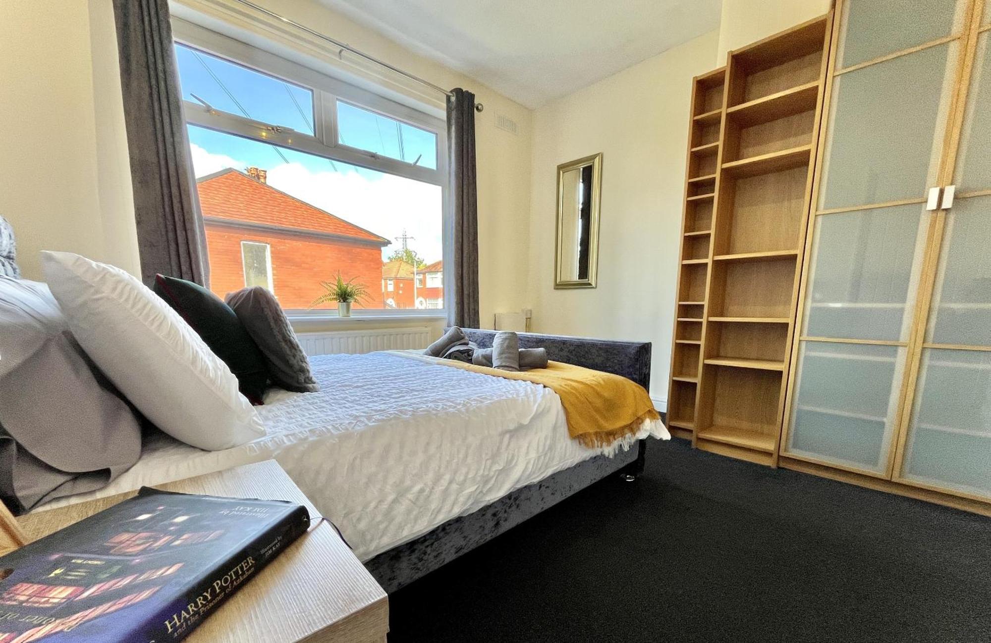 Casa de férias Stylish 3-bed In Prestwich With Free Parking