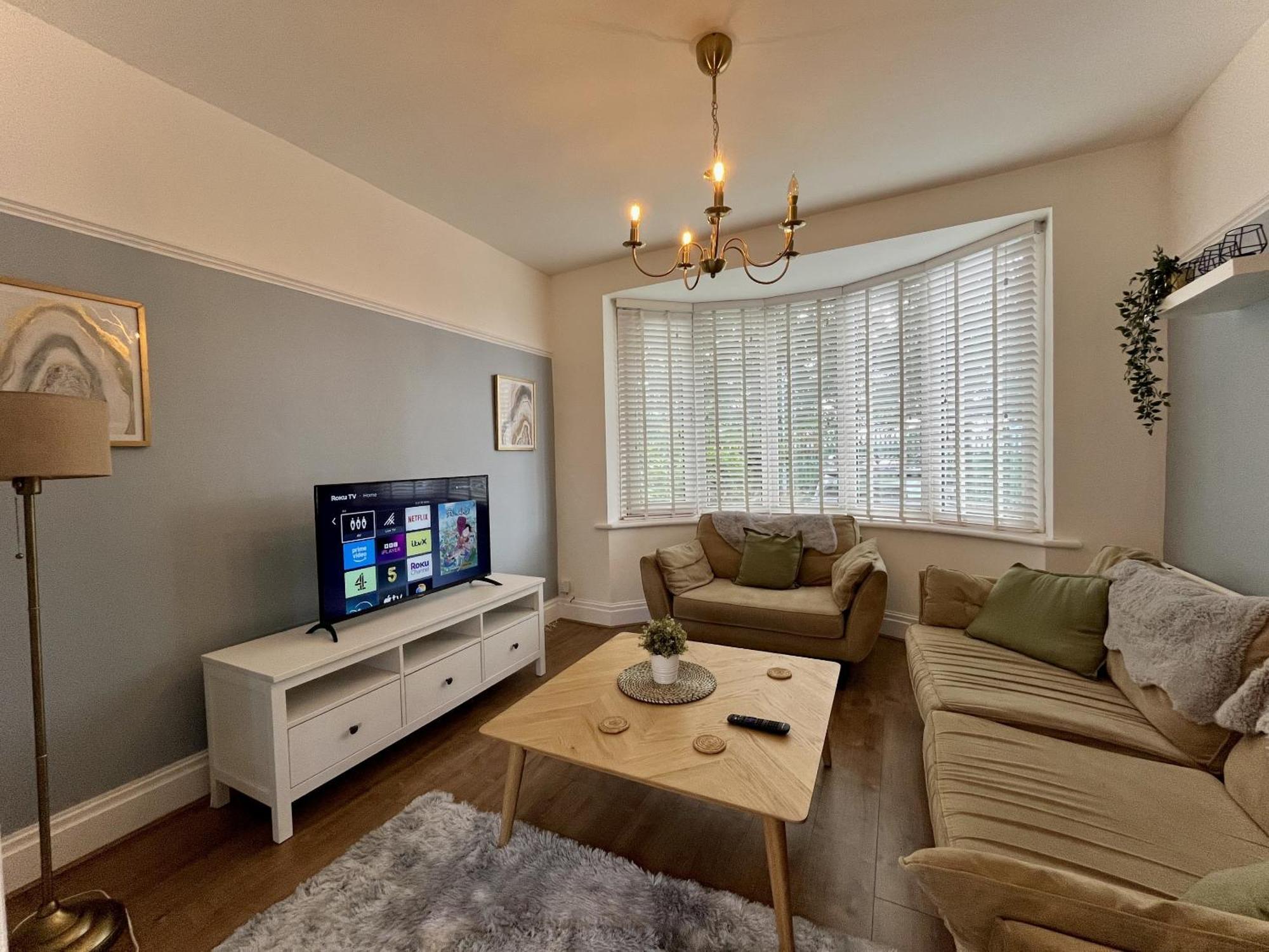 Casa de férias Stylish 3-bed In Prestwich With Free Parking
